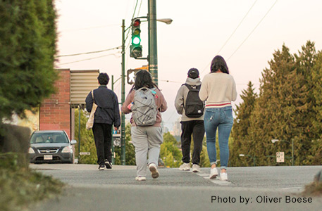 Teenagers crossing a street - by oliver boese